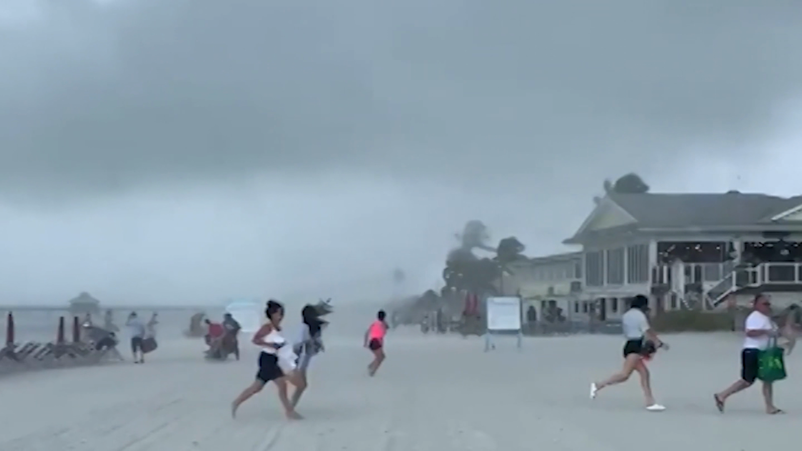 Una tromba marina con forma de tornado aterra a bañistas en una playa