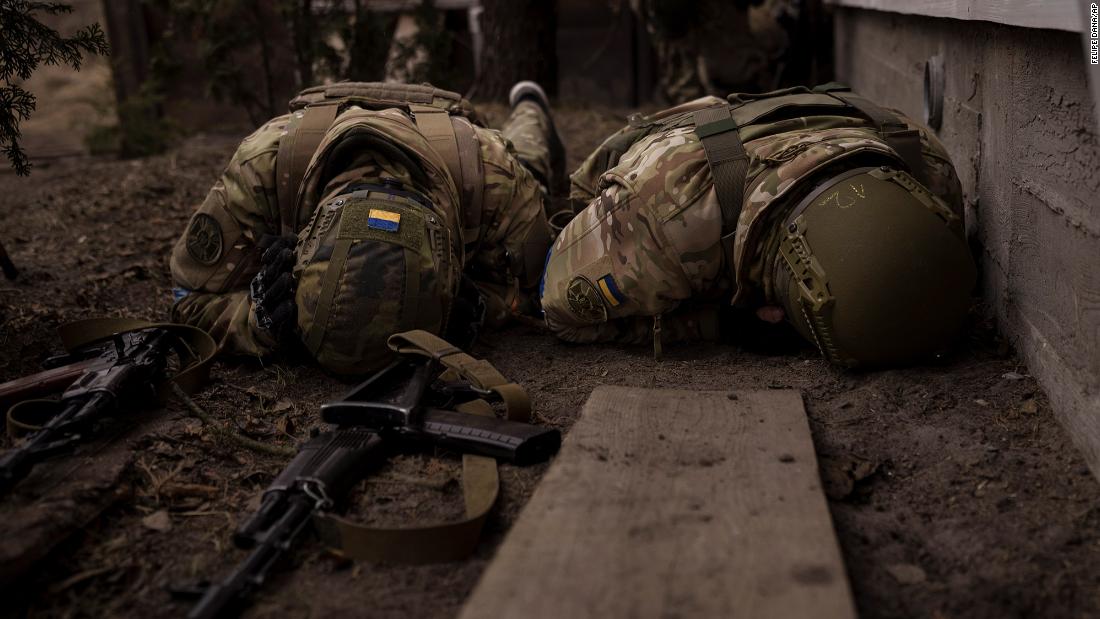 Ukrainian soldiers take cover from incoming artillery fire in Irpin, Ucraina, a marzo 13.