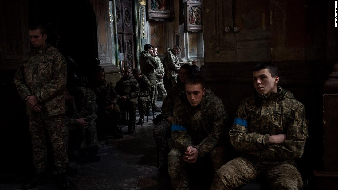 Military cadets attend a funeral ceremony at a church in Lviv on March 15. The funeral was for four of the Ukrainian servicemen who were killed during &lt;a href =&quot;https://www.cnn.com/2022/03/13/europe/russia-invasion-ukraine-03-13-intl-hnk/index.html&quot; target =&quot;_blank&ampquott;&gt;an airstrike on the Yavoriv military base&amltlt;/un&ampgtt; near the Polish border. Local authorities say 35 persone sono state uccise.