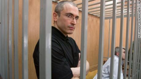 Mikhail Khodorkovsky, sinistra, and his close associate, Platon Lebedev, seen in a defendant&#39;s cage at a courtroom in Moscow on July 12, 2004.