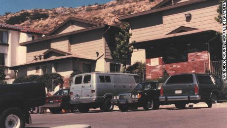 5月にロバートソンとダーンの両方が住んでいた集合住宅の外の犯罪現場 2, 1988.