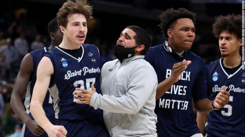 Saint Peter's completes huge March Madness upset, stunning No. 2 seed Kentucky