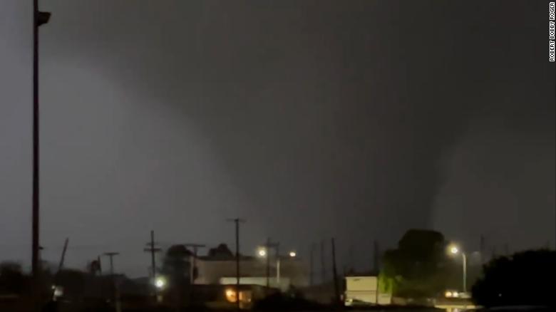 Residents describe harrowing experience as tornadoes swept through New Orleans area, 杀人 1