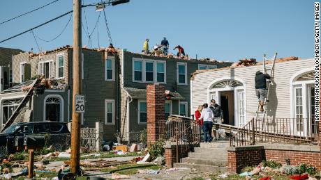 Residents assess damage to homes in Arabi, 路易斯安那州, 星期三.