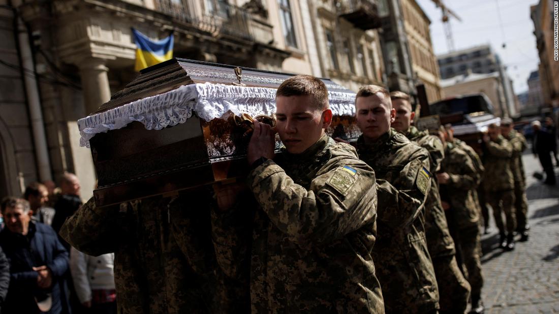 Ukrainian soldiers carry the coffins of Col. Yuriі Kozhukhar, 54, and Sgt. Kostiantyn Deriuhin, 44, during a funeral ceremony at Saints Peter and Paul Garrison Church in Lviv, Ucraina, a marzo 27.