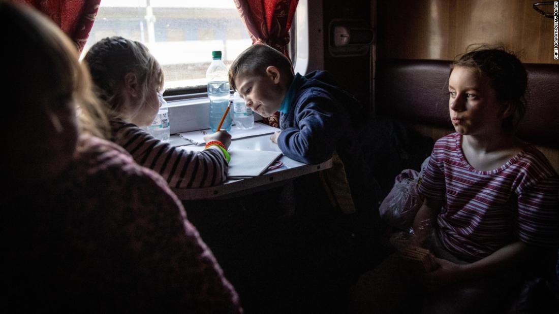 Orphaned children travel by train from Zaporizhzhia, Ucraina, after fleeing the now Russian-controlled town of Polohy, a marzo 26.