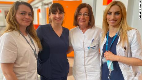 Desde la izquierda: Khrystyna, a Ukrainian refugee from Lviv; Magda Dutsch, Iwona Czerwinska and Emilia Gasiorowska at Inflancka Specialist Hospital.