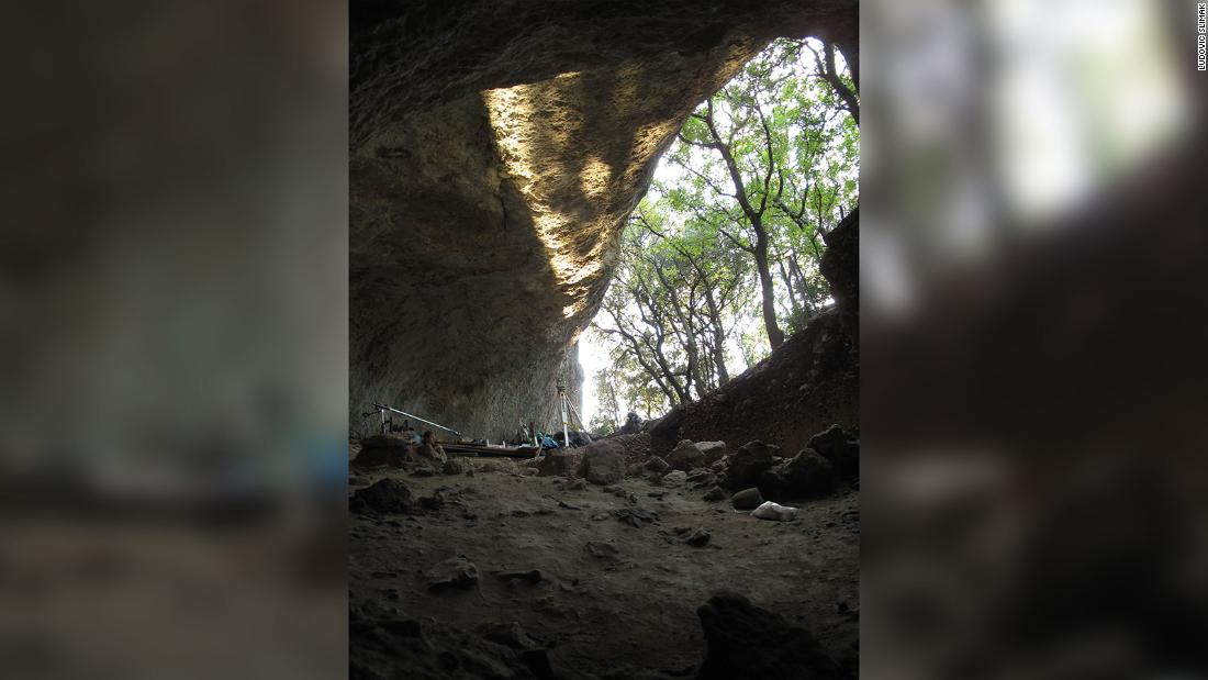 A &lt;a href =&quot;https://cnn.com/2022/02/09/europe/tooth-human-neanderthal-france-cave-scn/index.html&quot; 目标=&quot;_空白&amp报价t;&gt;tooth unearthed&ltp;一个t;/a&gt; at Grotte Mandrin in France has revealed that early modern humans lived there some 54,000 几年前, upending what we know about early humans and Neanderthals.