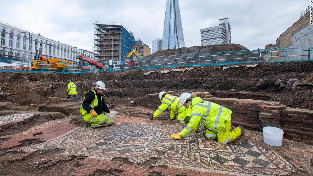 A large area of well-preserved Roman mosaic -- parts of it approximately 1,800 岁 -- &lt;a href =&quot;https://cnn.com/style/article/roman-mosaic-london-discovery-scli-scn-intl-gbr/index.html&quot; 目标=&quot;_空白&amp报价t;&gt;has been uncovered in London&ltp;lt;/一个gtmp;gt; near one of the city&#39;s most popular landmarks.