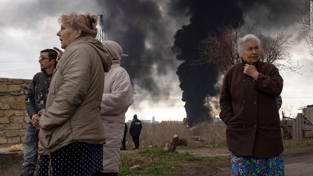 Smoke rises over Odesa, 우크라이나, 4 월 3. The Russian defense ministry &lt;a href =&quot;https://www.cnn.com/europe/live-news/ukraine-russia-putin-news-04-3-22/h_d80fa6e3079253e9fab94ee35475b27b&quot; target =&quot;_공백&am인용ot;&gt;confirmed a strikeltmp;lt;/ㅏ&amgtgt; on an oil refinery and fuel storage facilities in the port city.