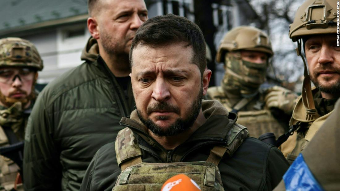 Ukrainian President Volodymyr Zelensky speaks to the media about the alleged atrocities in Bucha on April 4. &quot;それ&#39;s very difficult to negotiate when you see what (ロシア人) have done here,&quot; &lt;a href =&quot;https://www.cnn.com/europe/live-news/ukraine-russia-putin-news-04-04-22/h_eef60451c061f151c1a6a3ec1105a1ab&quot; target =&quot;_空�quotmp;quot;&gt;Zelensky emphasized&alt;lt;/A&gt; as he stood in the town, surrounded by security.