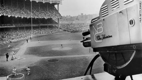 An NBC camera at Yankee Stadium circa 1950 in the Bronx, 뉴욕시.