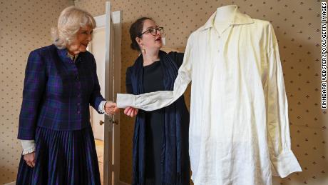Camilla is shown the white shirt worn by Colin Firth in the BBC&#39;s 1995 adaptation of &quot;高慢と偏見&quotquotring a visit to Jane Austen&#39;s house on April 6.