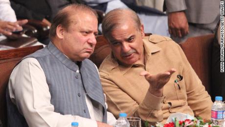 Pakistan&#39;s former prime minister Nawaz Sharif with his younger brother  Shehbaz Sharif in Lahore, Pakistan, in ottobre 2017. 