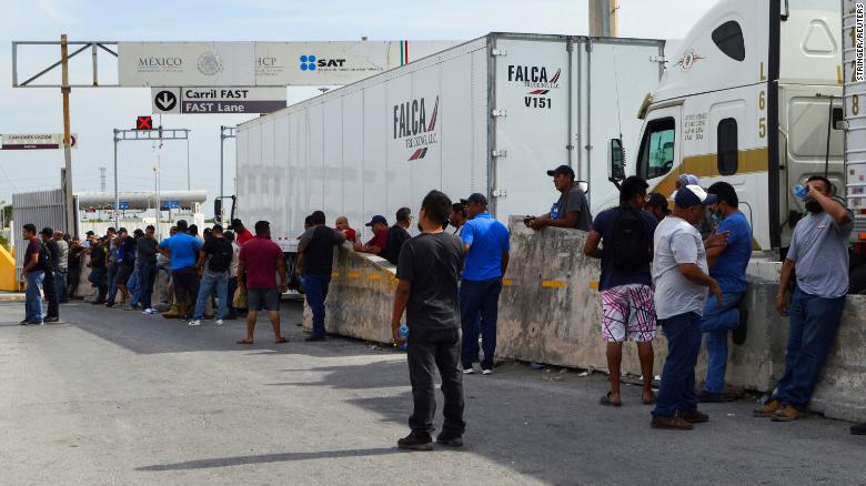 I camionisti messicani bloccano il principale punto di ingresso tra Stati Uniti e Messico per protestare contro le ispezioni alle frontiere del Texas
