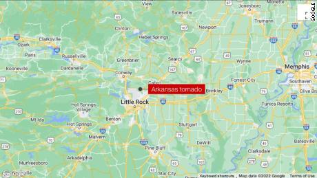 Area near Little Rock, Arkansas, hit by &#39;large, 극도로 위험한&#39; tornado
