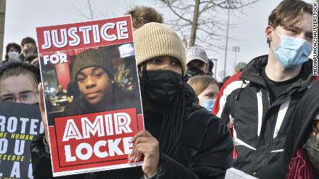 Students walk out of school to demand justice for Amir Locke at Central High School in Saint Paul, ミネソタ.