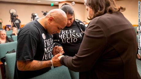 John Lucio, 왼쪽, prays with his wife, Michelle Lucio, 센터, and Jennifer Allmon, executive director of the Texas Catholic Conference of Bishops, before a hearing about his mother by the Interim Study Committee on Criminal Justice Reform.