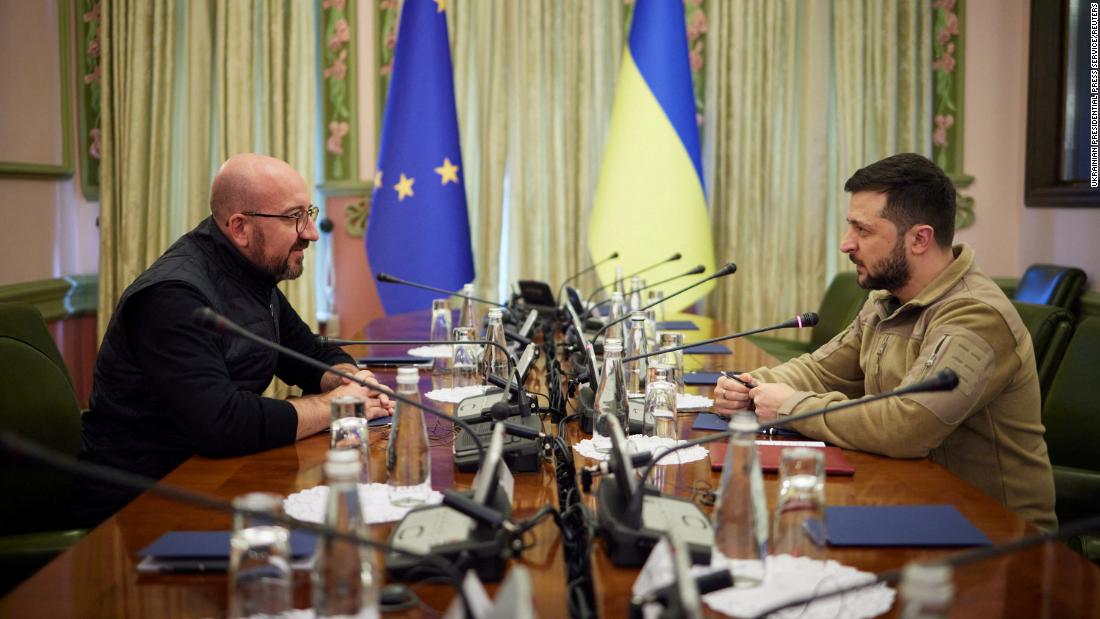 Ukrainian President Volodymyr Zelensky, 권리, speaks with European Council President Charles Michel during a meeting in Kyiv on April 20.