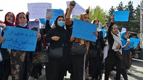 Opinión: Locked out of classrooms, Afghan girls are taking drastic measures 
