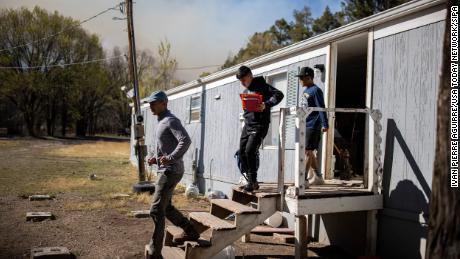 A family evacuated as the McBride Fire got closer to their property in Ruidoso, 뉴 멕시코, 이번달 초.