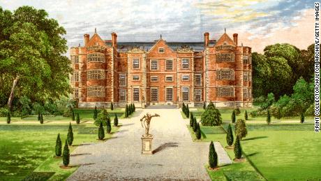 Burton Agnes Hall in Worcestershire, 大约 1880. The obsession with a well-manicured lawn began in England and was adopted in the US -- even in places where grass isn&#39;t meant to thrive.