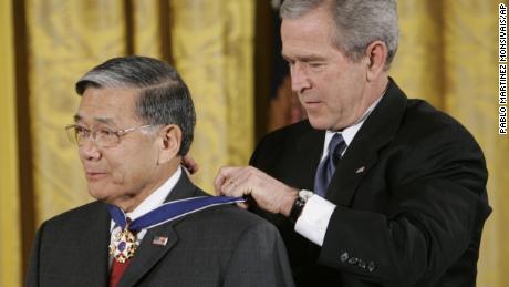 总统乔治·W. 衬套, 对, bestows the Presidential Medal of Freedom to former Transportation Secretary Norman Mineta during a ceremony in the East Room of the White House in Washington on Friday, 十二月 15, 2006.