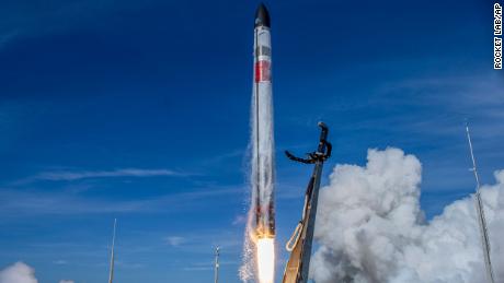 In this image supplied by Rocket Lab, the Electron rocket blasts off for its &quot;There And Back Again&quot; mission from their launch pad on the Mahia Peninsula, Nuova Zelanda, martedì, Maggio 3 ora locale. The California-based company regularly launches 18-meter (59-piede) rockets from the remote Mahia Peninsula in New Zealand to deliver satellites into space. (Rocket Lab via AP)