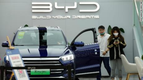 Warren Buffett-backed electric carmaker shrugs off China&#39;s lockdowns 