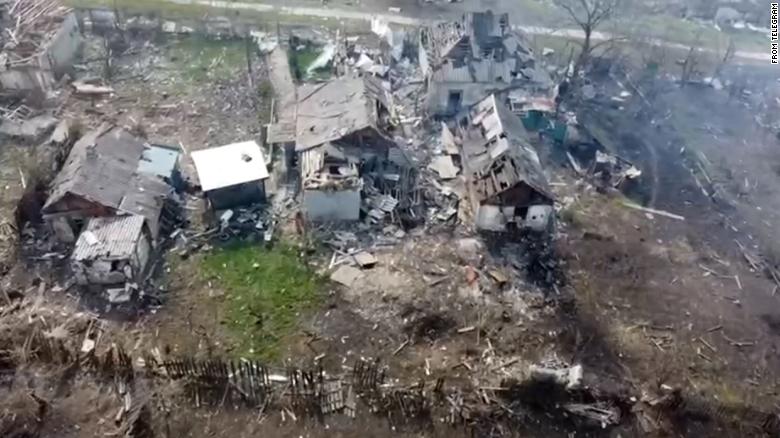 Il filmato dei droni mostra come i russi abbiano distrutto una città ucraina in una battaglia selvaggia