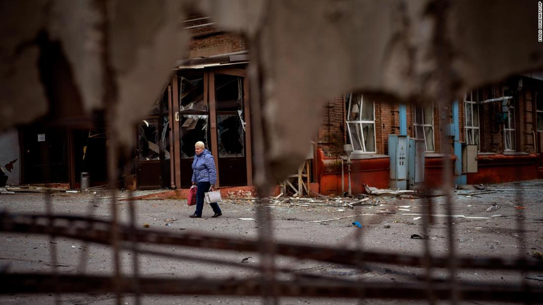 A woman walks through the site of an explosion in Kyiv on April 29. 러시아 &lt;a href =&quot;https://edition.cnn.com/europe/live-news/russia-ukraine-war-news-04-29-22/h_cd393e39bffe3851994e72f73fddf391&quot; target =&quot;_공백&am인용ot;&gt;struck the Ukrainian capitalltmp;lt;/ㅏ&amgtgt; shortly after a meeting between Ukrainian President Volodymyr Zelensky and UN Secretary-General António Guterres.