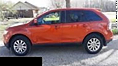 Vicki White purchased a 2007 orange-colored Ford Edge allegedly using an alias, 当局者は言った.