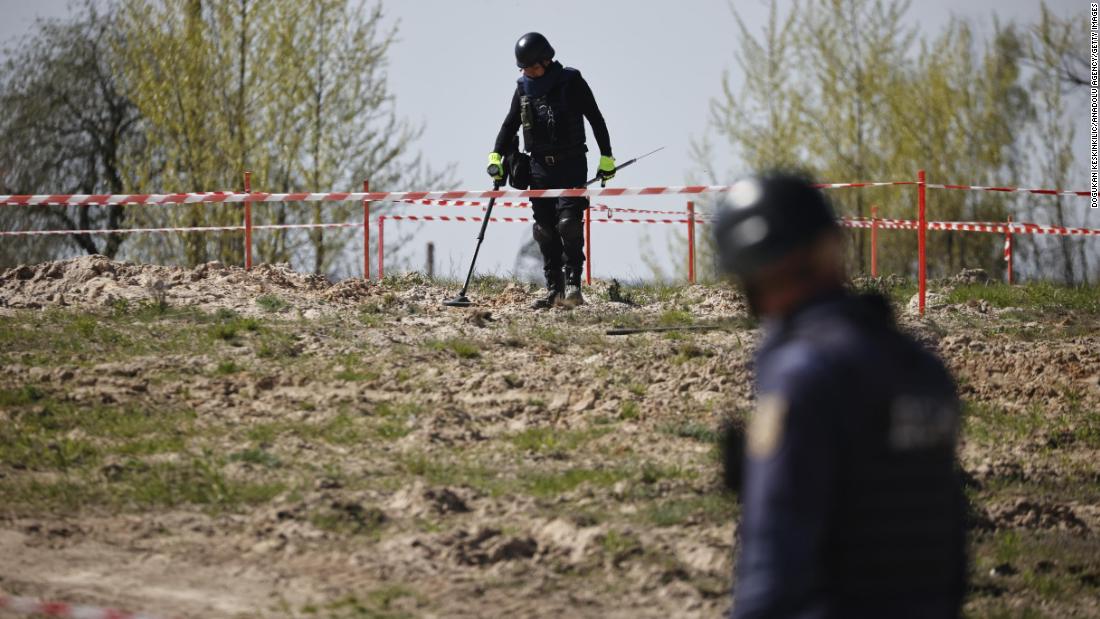 Ukrainian soldiers clear mines at the &lt;a href =&quot;https://edition.cnn.com/travel/article/antonov-an-225-ukraine-rebuilding/index.html&quot; target =&quot;_공백&am인용ot;&gt;Antonov Airport ltmp;lt;/ㅏ&amgtgt;in Hostomel, 우크라이나, 오월에 5.