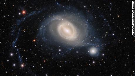 These two galaxies have been merging for 400 miljoen jaar.