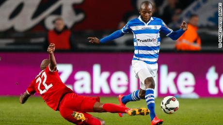 Jody Lukoki (正しい) competes for PEC Zwolle in the Dutch Cup semifinal against FC Twente on April 7, 2015 in the Netherlands. 