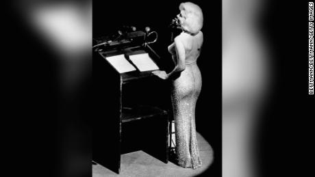 Actress Marilyn Monroe sings &quot;생일 축하 해�인용p;quot; to President John F. Kennedy at Madison Square Garden, for his upcoming 45th birthday.