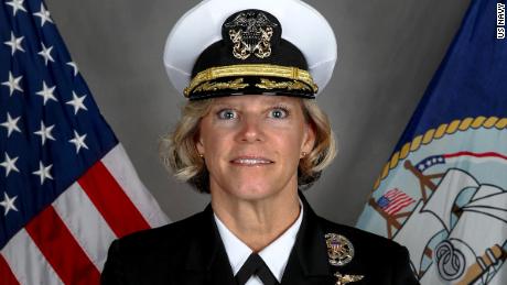 캡틴. Amy Bauernschmidt, commanding officer of the US Navy aircraft carrier USS Abraham Lincoln.