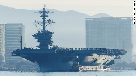 The USS Abraham Lincoln makes history as thousands of service members deploy from San Diego Naval Air Station North Island under Capt. Amy Bauernschmidt, the first woman to lead a carrier in US Navy history, in San Diego, 一月的加利福尼亚 3, 2022. 
