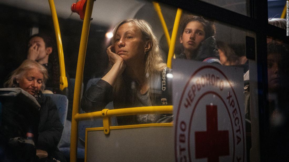 Ukrainian people evacuated from Mariupol arrive on buses at a registration and processing area for &lt;a href =&quot;https://edition.cnn.com/europe/live-news/russia-ukraine-war-news-05-10-22/h_efd6f08f34ea6abe8174414eb07cef55&quot; target =&quot;_blank&ampquott;&gt;internally displaced people&amltlt;/un&ampgtt; in Zaporizhzhia, Ucraina, a Maggio 8.