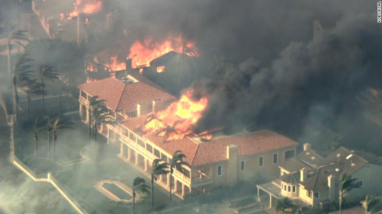 由于当局敦促疏散，南加州多处房屋被快速蔓延的大火吞没