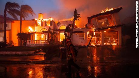 Almeno 20 homes in Orange County, California, engulfed by a fast-moving blaze as authorities urge evacuations