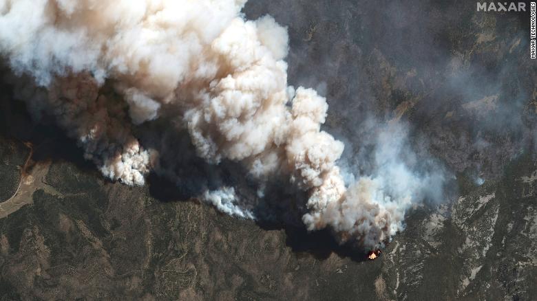 ニューメキシコ州の火傷が封じ込めを逃れた後、森林局の職員は所定の火災で一時停止を打っています