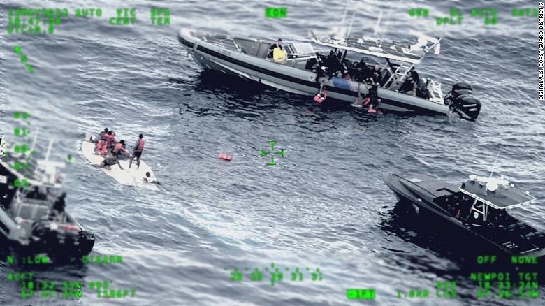 至少 11 suspected migrants dead, 31 others rescued from vessel that capsized near Puerto Rico