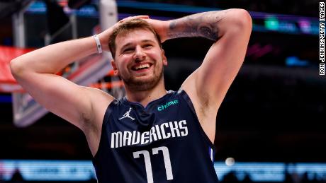 Doncic led the way in the Mavs&#39; dominating victory over the Suns.