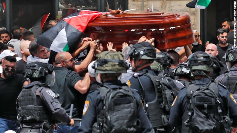 イスラエルの警察は、ベテランジャーナリストの葬列で会葬者をバトンで殴打した