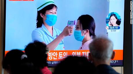 People in Seoul, 南韩, watch a news report on TV about the Covid-19 outbreak in North Korea on May 14.