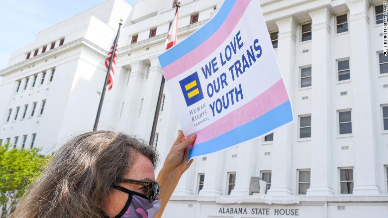 裁判官は、トランスジェンダーの若者のための特定の性別を確認する治療に対するアラバマ州の制限を阻止します