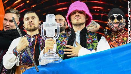 Members of folk-rap group Kalush Orchestra pose onstage after winning Eurovision 2022 on behalf of Ukraine on May 14, at the Pala Alpitour venue in Turin, 意大利.