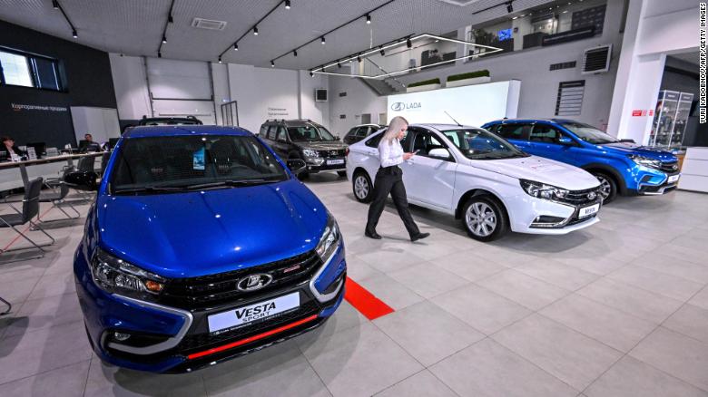 Renault sells Soviet-era icon Lada as it exits Russia, por ahora