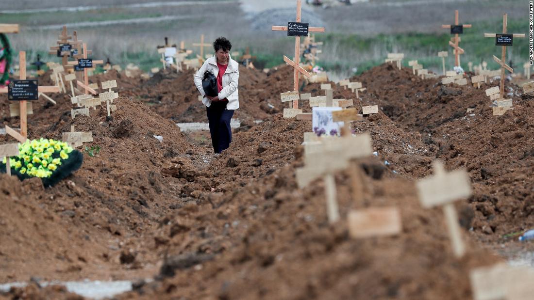 A woman named Tatyana searches for her husband&#39;s grave in the settlement of Staryi Krym, outside Mariupol, 5月に 15.